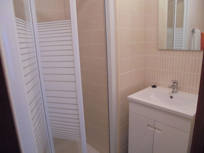 Bathroom 3, Lagos City Center Guest House & Hostel, Lagos