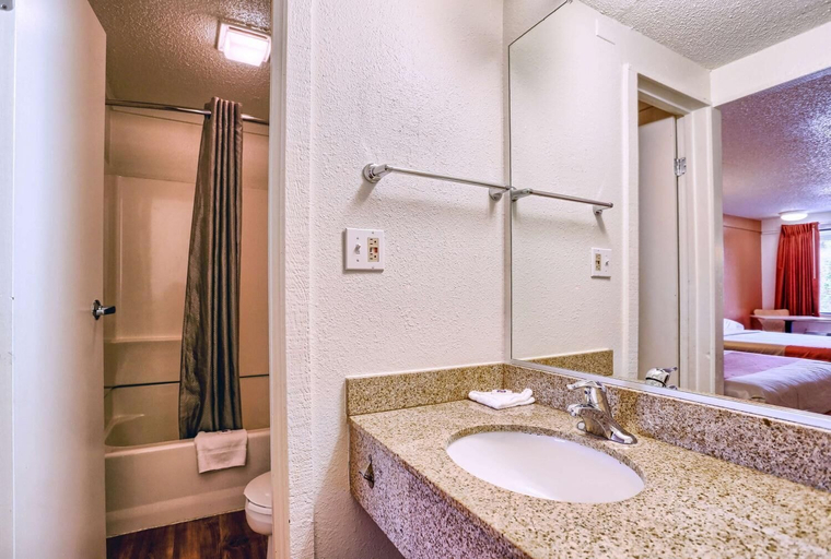 Bathroom 4, Motel 6 Hagerstown, MD, Washington