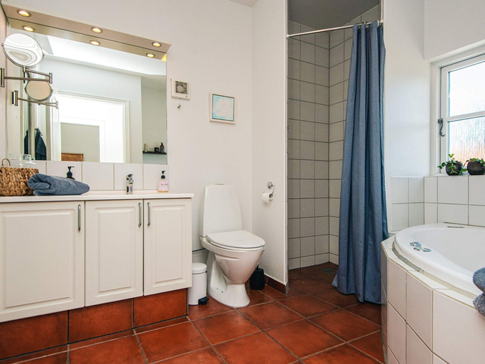 Bathroom 3, 5 Star Holiday Home in Blavand, Varde