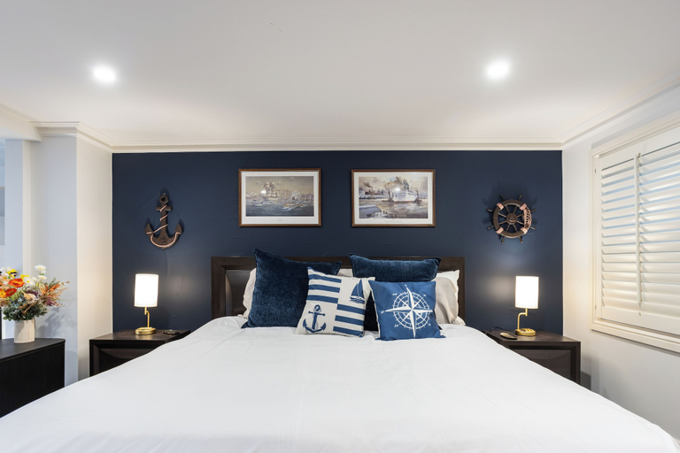 Bedroom 3, King Bed Luxury View - Captains Retreat, Sydney