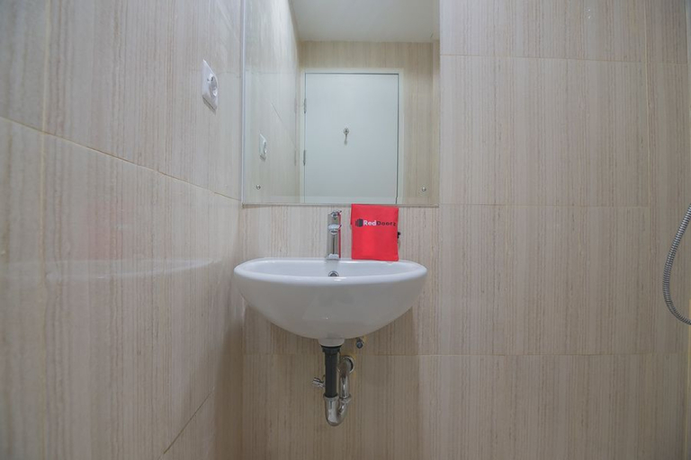 Bathroom 3, RedDoorz Apartment @ Sentul Tower, Bogor