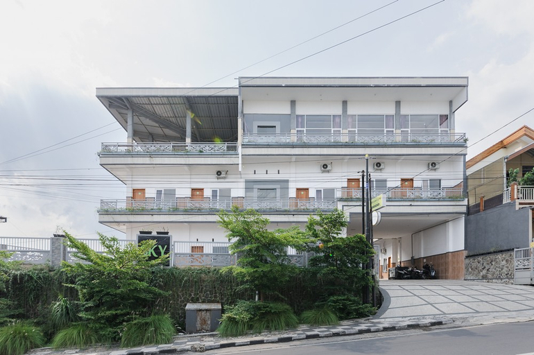 Exterior & Views 2, Urbanview Hotel Sky Batu Malang by RedDoorz, Malang