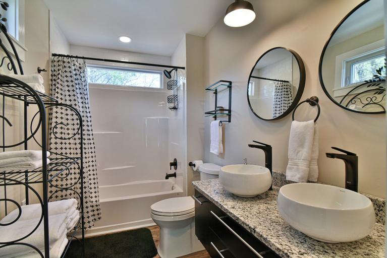 Bathroom 3, Les Petit Maison, Buncombe