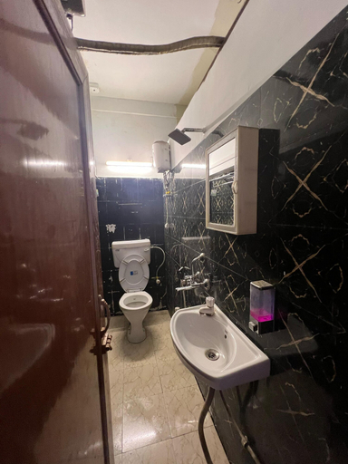Bathroom 4, Simna Guest House, Kolkata