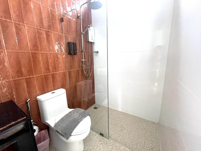 Bathroom 3, Pailin Place, Pong Nam Ron