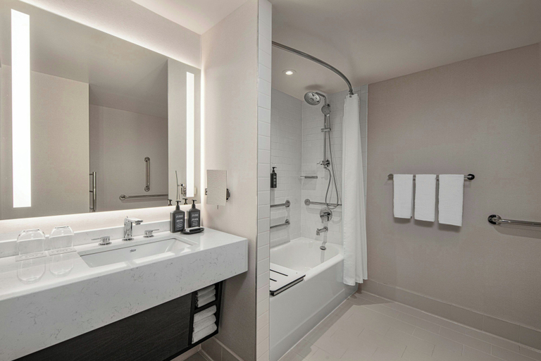 Bathroom 5, Sheraton LaGuardia East Hotel, New York