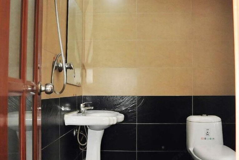 Bathroom 5, Shankee Hotel (Zibo Badaju RT-Mart), Zibo