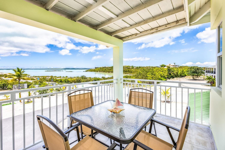 Others 3, Tropical Jungle Oasis with Lagoon Views, Good WiFi