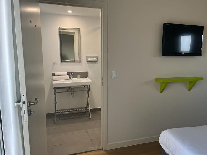 Bedroom 2, B&B HOTEL Antibes Juan-les-Pins, Alpes-Maritimes