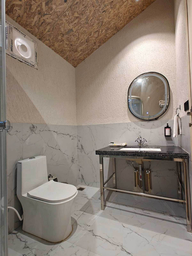 Bathroom 3, Citrus Prime Hill Queen Resort, Hoshangabad