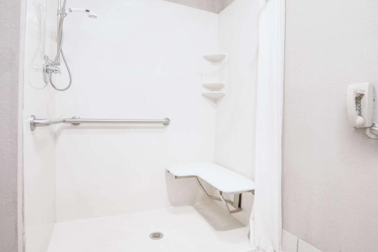 Bathroom 4, Super 8 by Wyndham Monett, Barry