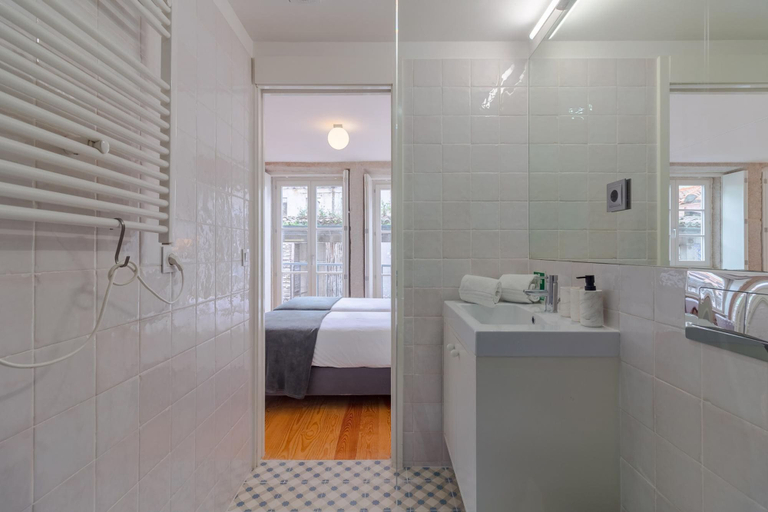 Room 5, Tower 4T in Oporto With 1 Bathrooms, Porto