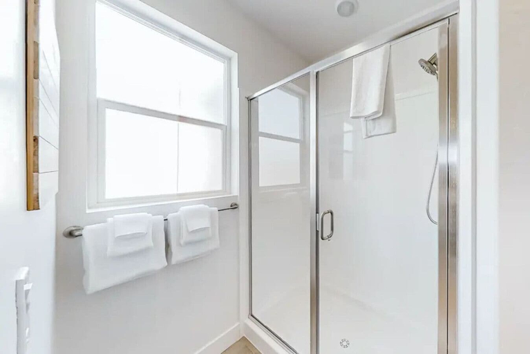 Bathroom 3, Bear Lake Haus by Cloud Dream Homes, Rich