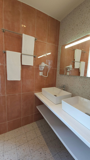 Bathroom 5, Café Bulle, Marne