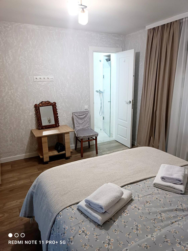 Others 4, Casa cu nuferi
