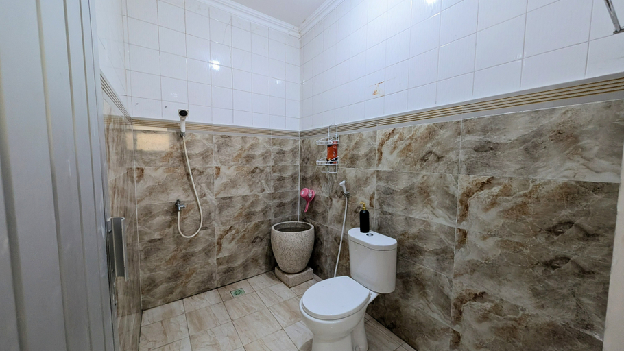 Bathroom 5, Surabaya Homey Dharmahusada (Syariah), Surabaya