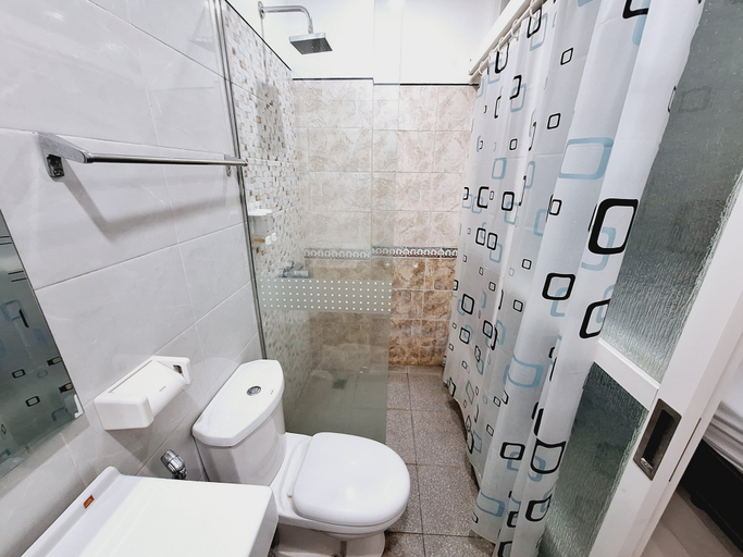 Bathroom 4, RedDoorz Syariah near Lippo Plaza Batu, Malang