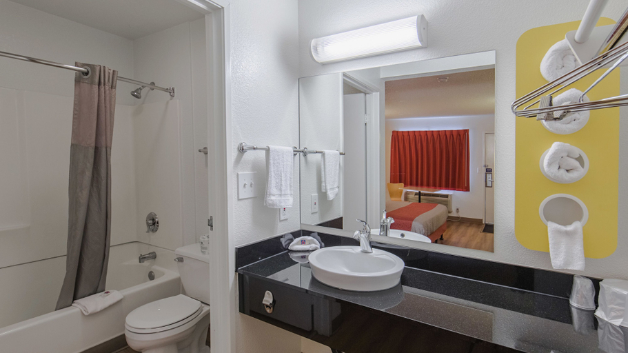 Bathroom 4, Motel 6 Medford, OR - North, Jackson