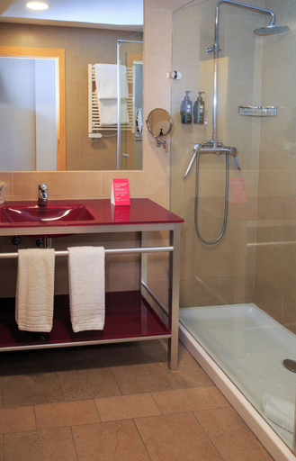 Bathroom 5, Ramada by Wyndham Madrid Getafe, Madrid