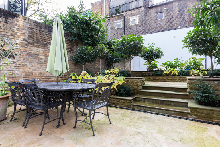 Others 5, Earl's Court Square XI by Onefinestay, London