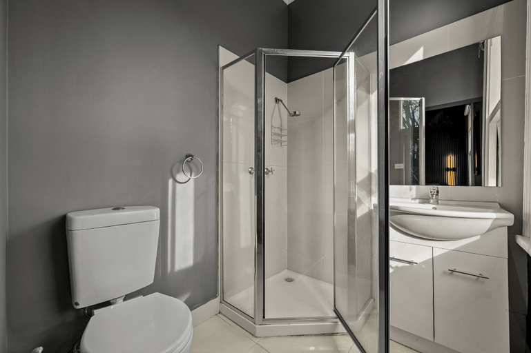 Bathroom 5, Continuum Short Stays, Melbourne