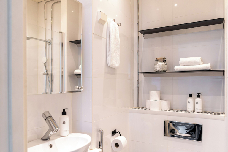 Bathroom, Spacious apt in Vibrant Kallio, Uusimaa