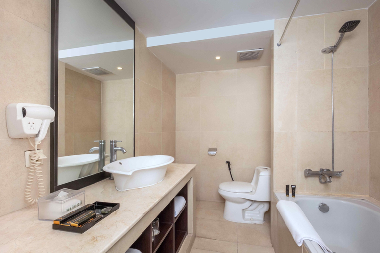 Bathroom 5, Grand Edge Hotel Semarang, Semarang