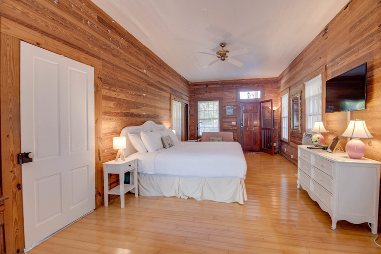 Room 4, New Rose Petal Petite Suite - Pool Parking, Monroe