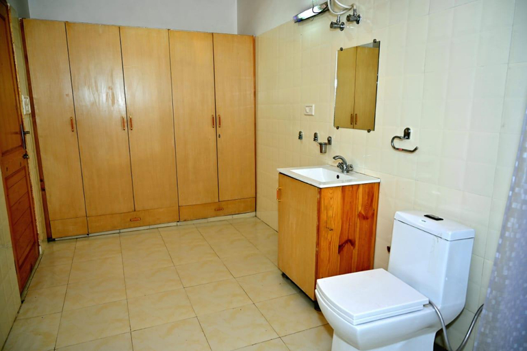 Bathroom 3, Prashanti Retreat, Dehradun