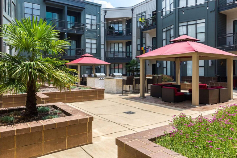 Room 5, Vibrant 2-Story Apartment with Apple TV, Mecklenburg