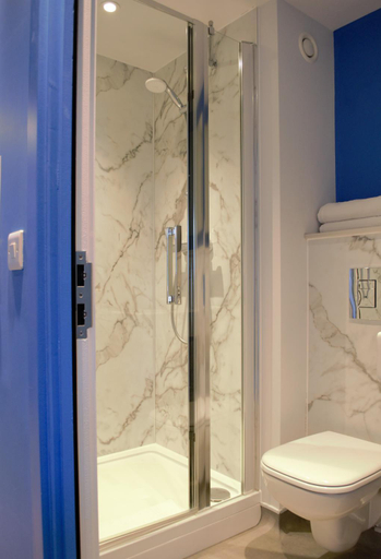 Bathroom 4, ibis budget Swindon, Swindon