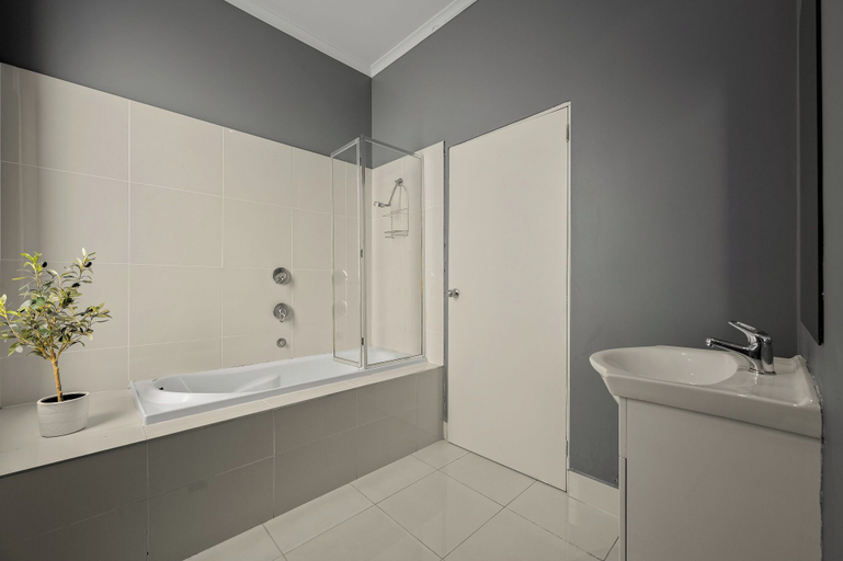 Bathroom 4, Continuum Short Stays, Melbourne