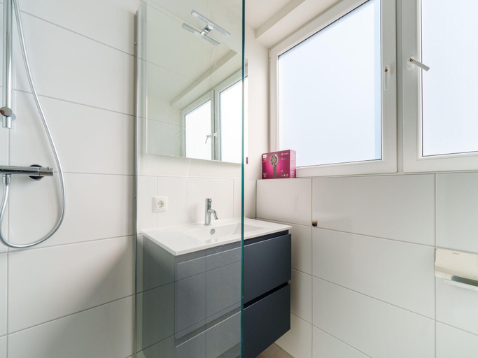 Bathroom 3, Nice holiday home with sauna near a lake, Bernisse
