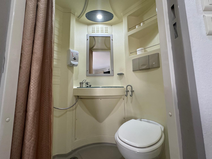 Bathroom 3, Fasthotel Avignon Nord Le Pontet, Vaucluse