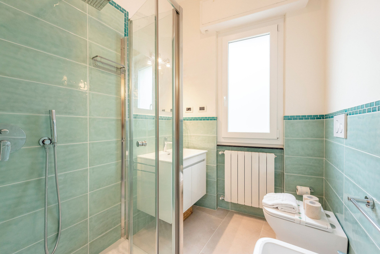 Others 5, Blissful Flat for 6 Close To The Beach, Genova