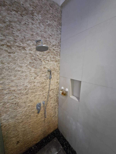 Bathroom 5, Max Guest House, Badung