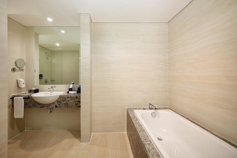 Bathroom 4, Aston Inn Pantai Losari Makassar, Makassar