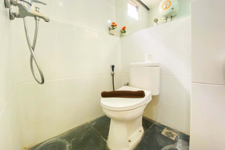 Bathroom 5, Homey 2BR with Modern Design Kebagusan City Apartment By Travelio, Jakarta Selatan