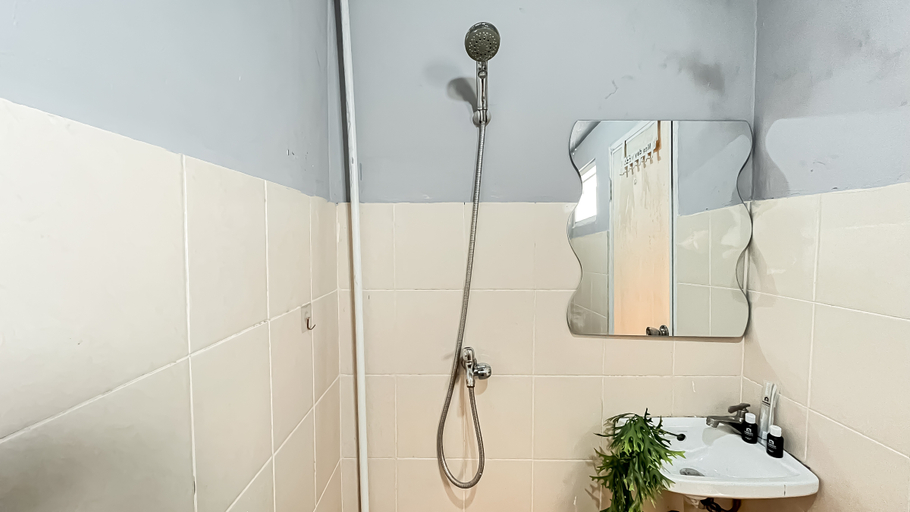Bathroom 5, Basic Studio Room Apartment at Green Palm Residence By Travelio, West Jakarta
