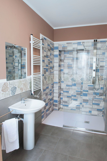 Bathroom 5, Hotel Riesco, Roma