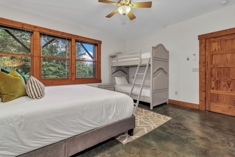Bedroom, Wandering Bear, Buncombe