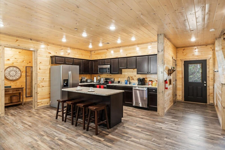 Private kitchen 2, NEW - 1 Location Cabin Pool Hot Tub Arcade HL, Sevier