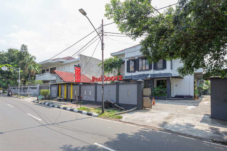 Exterior & Views 2, RedDoorz Plus near Mall Slipi Jaya, West Jakarta