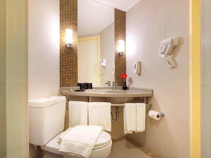 Bathroom 5, ibis Bangkok Sathorn, Sathorn