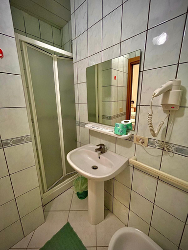 Bathroom 4, Hotel Sacramora, Rimini