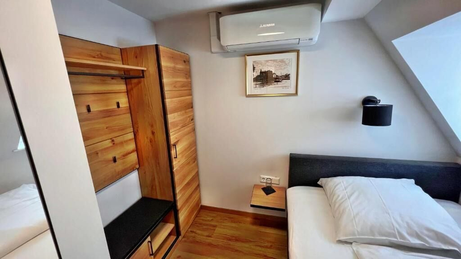 Bedroom 2, Hotel Zu den Drei Kronen, Offenbach