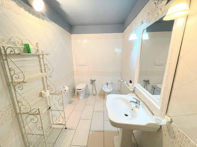 Bathroom 4, Spoleto Poolside - Sleeps 24, Perugia