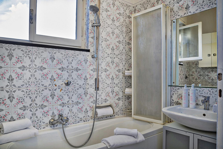 Others 3, Homey Seaview Apartment by Wonderful Italy, Genova