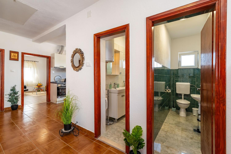 Bathroom 3, PALMA, Nin
