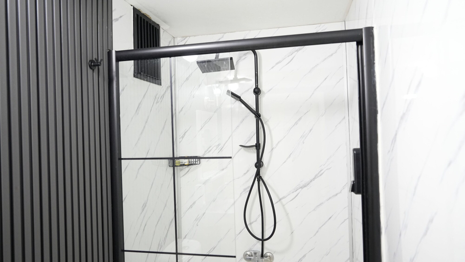 Bathroom 13